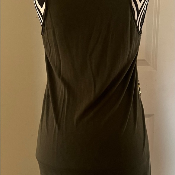 Great🎉 condition ROMEO AND JULIET COUTURE Olive&Gold Patterned Sleeveless Dress - Picture 3 of 5